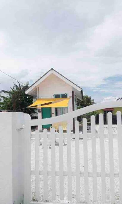 Sea Kecil Tiny House Near Jetty Of Kuala Besut Villa Kampong Nail Buitenkant foto